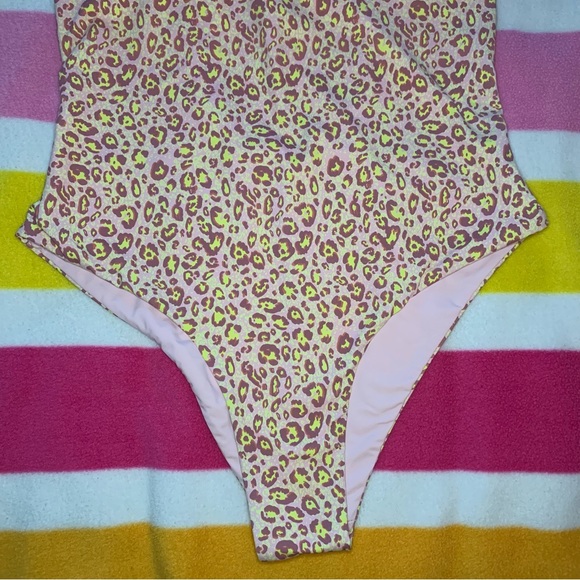 Dippin’ Daisy’s pink & neon green leopard low back one piece - Picture 10 of 10